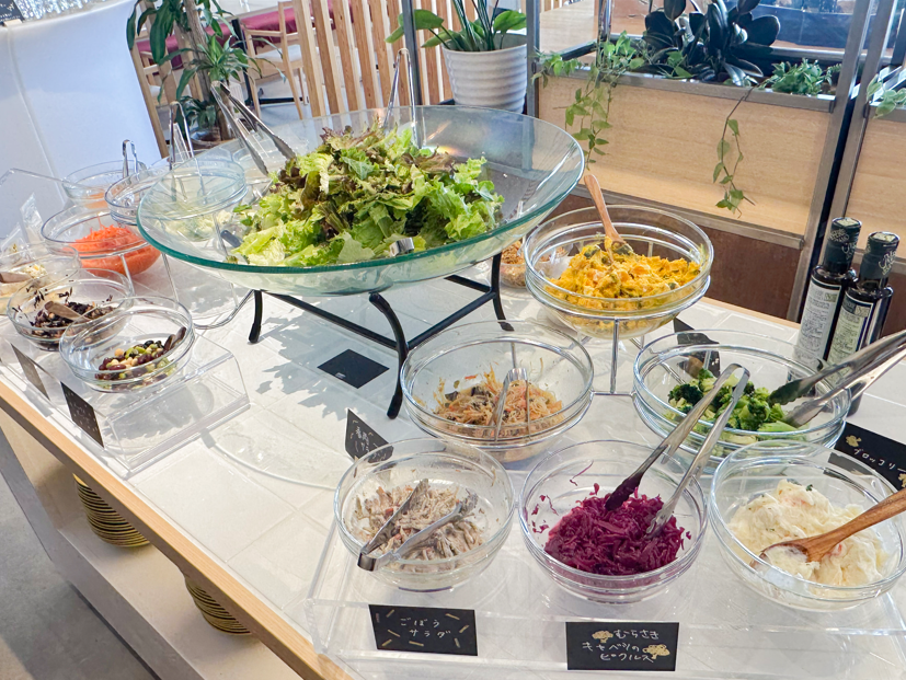 ヤクルト杜のカフェ「サラダバー」で健康的なランチを♪